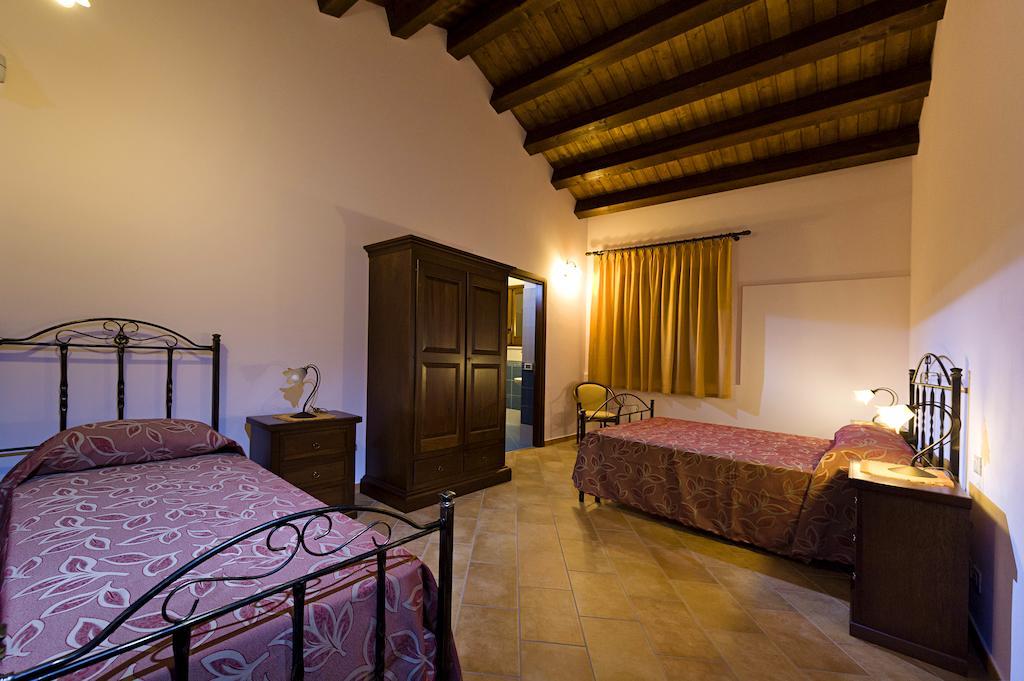 Agriturismo Antichi Granai Villa กาลาตาฟีมี ห้อง รูปภาพ